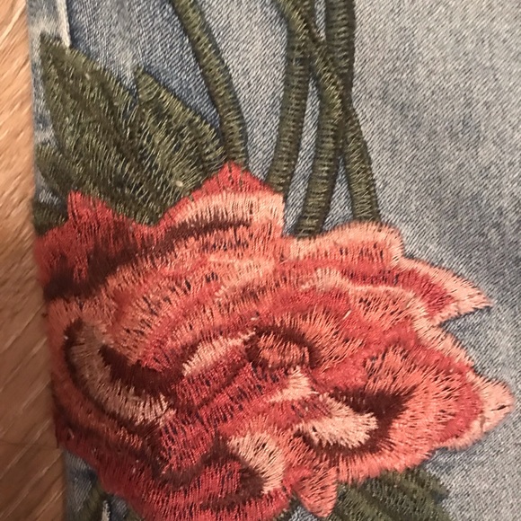 Like new! Diane Gilman Embroidery Roses Jeans. Size 4. Soft! - Picture 3 of 9